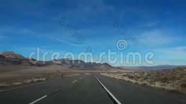 沿着沙漠之路的中心行驶，五彩缤纷的蓝天